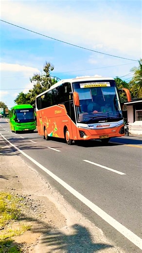 Bus-bus besar ngebut blong kanan truk tronton #shorts #trukoleng