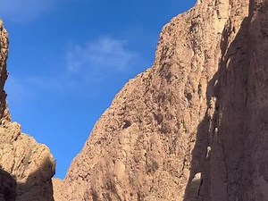 托德拉峡谷位于瓦尔扎扎特和撒哈拉沙漠之间，被誉为世界上最壮观的峡谷之一，矗立于阿特拉斯山脉的东部，位于山脉间的一座2500米高的地质溪谷上，被认为是北非地区防止外敌入侵的天然屏障，在战略及其交通运输上有着特别重要的地位，如今也是全球攀岩爱好者趋之若鹜的的野攀胜地。“托德拉”在柏柏尔语中寓意着生命，四季不断的水源一方面来自山上的融雪，另一方面来自谷底涌出的泉水，它们汇在一起，托起了河流两岸的生命，因