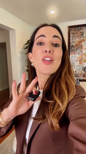 The best communicators all follow a simple formula. After 15 years on television and stages interviewing world leaders, I’ve realized one thing: your audience decides in the first 10 seconds whether to lean in or tune out. That’s why introductions are everything. Here’s the formula they use: ✅ Start with energy. Your first words set the tone. ✅ Make it clear. Tell your audience where you’re taking them: “I’ll share three key insights that will change how you think about this topic.” ✅ Tell stori