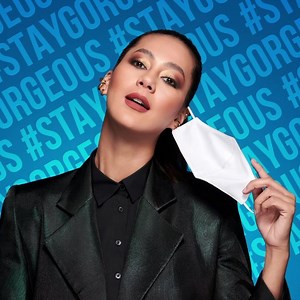 👄💗 See… mask on/off, lips #StayGorgeous with Make Over Powerstay Transferproof Matte Lip Cream! No need to worry of smudges, coz this bae is also mask-proof. Don’t believe us? Just try a swipe yourself, Gorgeous! 😘 | MAKE OVER Cosmetics