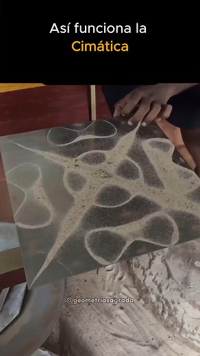 Pildoras de Curiosidad on Instagram: "¿Puedes ver el sonido? La magia de la cimática. La cimática es el estudio de cómo el sonido puede organizar la materia. Cuando vibraciones sonoras atraviesan una superficie con arena, agua o polvo… aparecen figuras geométricas sorprendentes. Cada frecuencia genera un patrón distinto, como si el sonido “dibujara” con vibración. Una forma increíble de ver cómo las ondas sonoras interactúan con el mundo físico. ¿Quién dijo que el sonido no se puede ver? 🔖 HASH