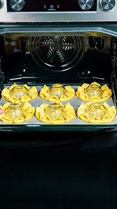 29K views · 107 reactions | J'ai appris à tous mes amis comment préparer l'apéritif à base de pâte feuilletée le plus rapide ! Ingredientes pâte feuilletée: 800 g cheddar: 120 g jambon: 150 g fromage à la crème: 150 g fromage à pâte pressée: 150 g oeufs: 1 pc En outre olives vertes: 50 g ail: 10 g yaourt grec: 200 g persil: 10 g oignon de printemps: 10 g huile d’olive : 20 ml jus de citron: 10 ml sel: 2 g poivre noir: 1 g | Savoureux.tv | Facebook