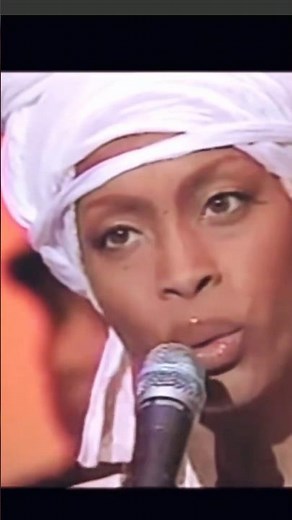 Erykah Badu performs "Bag Lady" (2000)