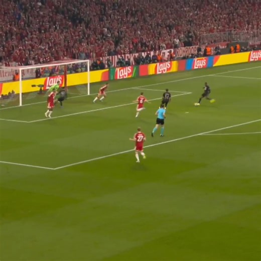 2 minutes de jeu à l’Allianz Arena.Fabian Ruiz 🇪🇸 montrait déjà qu’il serait PRÊT. Kvara 🇬🇪 fait une PREMIÈRE MISÈRE à la défense bavaroise.Warren Zaïre-Emery 🇫🇷 ouvre grand l’espace avec une course sans ballon.Dembélé 🇫🇷 est CHIRURGICAL 🥶