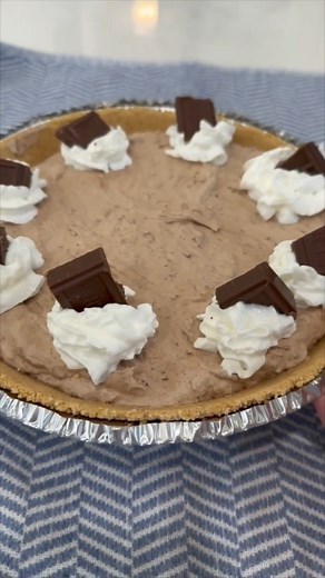 Do you love no-bake desserts- We are LOVE this Hershey’s chocolate pie! #nobake #hersheys #recipe | Julia Pacheco