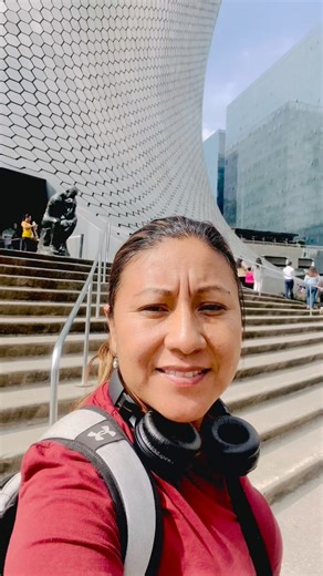 El Museo Soumaya, es un museo en la Ciudad de México con entrada gratuita que alberga una vasta colección de más de 66,000 obras de arte de los siglos XV al XX, incluyendo arte mexicano, europeo y numismática. Ubicado en Plaza Carso, en la zona de Polanco, el edificio está diseñado por el arquitecto Fernando Romero y ofrece una experiencia cultural integral con acceso libre todos los días del año. #COMPARTEYSIGUENOS #vitalreels #Cultural #fypシ #visitamexico | Mixtekita Santos de Ñuu Savi