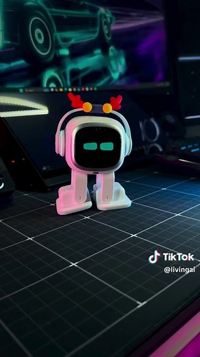Meet EMO: The Intelligent AI Desktop Pet
