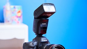 Le flash Canon Speedlite 470EX-AI automatise l'éclairage indirect