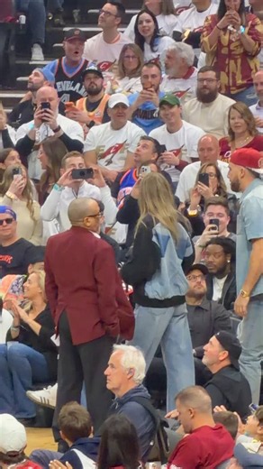 📹 | Taylor and Travis arriving courtside
