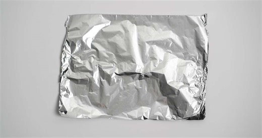 Colar papel alumínio na parede de casa pode ajudar a identificar infiltração; entenda