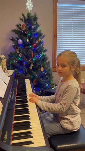 Here’s piano student Sarah Keim playing Jolly Old St. Nicholas! | Hummingbird Music Ohio