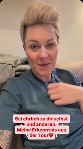 Doc Caro on Instagram: "Jeder hat seine Perspektive und seinen Filter, durch die er Dinge sieht und wahrnimmt🪞 Das ist mein Filter und meine Erkenntnis ♥️ und das ist gut so! Danke an alle tollen Menschen, die bei diesem Tourblock waren, die Energie, die wir ausgetauscht haben, die Tränen, die offenen Worte und so manch eine Erkenntnis, die mir und euch kam! Die Liebe, die mir entgegen schlägt, die ehrlichen Emotionen! Und auch das Wissen, was wir gemeinsam aufgefrischt haben- Medizin ist ganzh