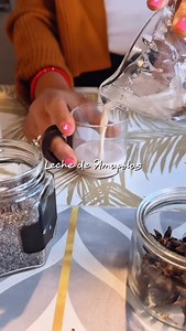 🌒💎 𝗖𝗢𝗠𝗕𝗔𝗧𝗘 𝗜𝗡𝗦𝗢𝗠𝗡𝗜𝗢 - 𝗥𝗘𝗟𝗔𝗝𝗔𝗡𝗧𝗘 𝗡𝗔𝗧𝗨𝗥𝗔𝗟 : La leche de amapola puede ser una opción para mejorar el sueño, debido a sus propiedades sedantes y relajantes.💎Este remedio ancestral 𝗱𝗲 𝗹𝗮 𝗠𝗘𝗗𝗜𝗖𝗜𝗡𝗔 𝗔𝗬𝗨𝗥𝗩𝗘𝗗𝗜𝗖𝗔 : tiene grandes beneficios para tratar el insomnio, la ansiedad y el agotamiento nervioso. 🌻 Escribe “𝗘𝗤𝗨𝗜𝗟𝗜𝗕𝗥𝗜𝗢” Para recibir información de nuestro programa de 𝗔𝗬𝗨𝗡𝗢 𝗔𝗬𝗨𝗥𝗩𝗘𝗗𝗜𝗖𝗢 para lograr equilibrio en cuerpo men