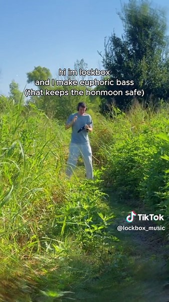 I learned two important things while making this video: 1) I’m less in shape than I thought I was 😮‍💨 2) I’m def allergic to mosquito bites 😂💀 Despite all that, It was worth it keeping the honmoon safe OUT NOW ON BOTH SC AND YOUTUBE #melodicbass #porterrobinson #kpop #kpopdemonhunters @Kpop Demon Hunters Official @ejae_k