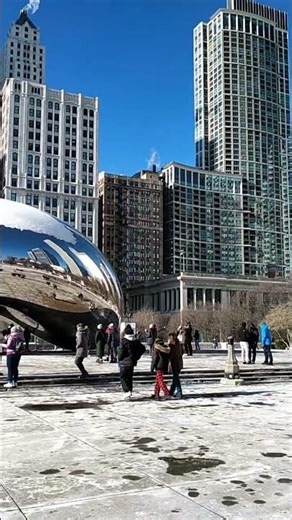 chicago bean reflective sculpture, Chicago's Millennium Park. The Bean", is a large, 110 ton.