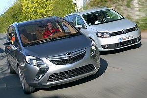 Vergleich: Der neue Opel Zafira Tourer trifft auf den VW Touran. - AUTO BILD