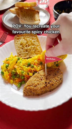 Craving that spicy chicken kick but don't want to leave the house? 🔥 We've got you covered with this peri peri nice recipe that is in no way inspired by a certain popular Portuguese chicken restaurant… 😜 Fire up the oven and get those chicken fillets sizzling. Serve it up with some of our tasty Steamfresh Golden Vegetable Rice, and don't forget the all-important garlic bread and sweetcorn to complete your dupe dish! There you have it, some spicy chicken magic made easy with Birds Eye Hot and S