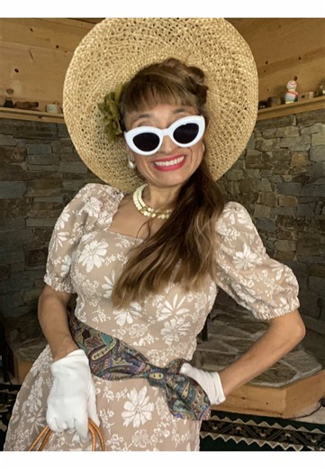 Fashion Tutorial!! 😅 Creating vintage looks. Check out my vídeos for more tutorials like this one. 💃✅ More unique ways to style a Tie elevating my outfit. Easy and quick. 🥰 Stay tune for more. 💃❤️ . . Will you try it? . . . . -Thrifted Tie, Earrings, Pin, Hat and Handbag. -DIY Hair Flower by Warmi Unique. . . . . . . . . . . . . . Follow for more✅ . . . . . . . . . . . #waystoweartie #fashiontutorial #vintagefashion #stylingtie #tipsandideas