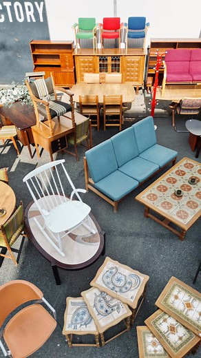 70B INC. on Instagram: "11月の新入荷 第6弾＆第7弾。 【インド便40ftコンテナ】に続いて到着した【デンマーク便40ftコンテナ】の入荷風景をお届けします!! 北欧らしい空気感の上質なミッドセンチュリー家具が大量入荷しており、今回も本当にワクワクするようなラインナップ。 インド便のアイテムも相まって、店内は”プリミティブ x北欧ミッドセンチュリー”という70Bならではのユニークな空間に仕上がっています◎ 【70B SHOWROOM & WAREHOUSE】は明日11/29(土)より営業再開です。 【70B ANTIQUES】と【70B OSAKA】にも新商品はどんどん追加されておりますので、ぜひお早めにお立ち寄りください‥!! スタッフ一同、皆さまのご来店をお待ちしております。"