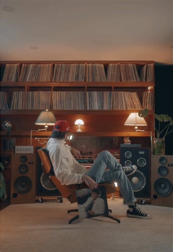 vinyl_nights_ (@vinyl_nights_) - Spinning Michael Jackson's P.Y.T. Vinyl Record | Music Lover's Dream