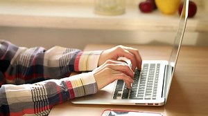 Jeunes mains féminines utilisant un clavier : vidéo de stock (100 % libre de droit) 1061654929 | Shutterstock