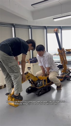 195K views · 2K reactions | The 1/14 Scale 6015B Hydraulic Excavator has enough power to lift you勞勞—it’s such a strongman! #rchobby #rc #toucan #excavator #machine #rcmodel #hydraulic | Toucanhobby | Facebook