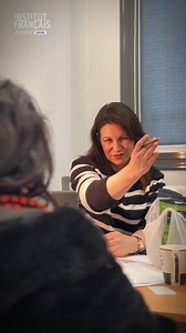 L’atelier CLAM est la rencontre audacieuse entre le Clash et le Slam : un espace où la parole devient à la fois tranchante, poétique et libératrice. À travers l’écriture et la performance, CLAM vous invite à transformer vos colères, vos frustrations et vos vérités non dites en textes puissants et élégants. Ici, on apprend à répondre sans crier, à confronter sans écraser, à affirmer sans s’excuser. Que ce soit pour se défendre, se réapproprier sa voix ou simplement jouer avec les mots, CLAM est u