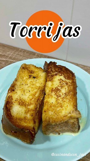 ¿Te atreves con? Torrijas. ¡Sígueme para más recetas! @cocinandocon_javi IG: @cocinandocon_javi ¡Receta completa y fácil de elaborar! Ingredientes: - 1 pan brioche - 1.5 litros de leche - 400 ml de nata - 1-2 ramas de canela - Peladura de limón - 5 yemas de huevo - 250 gr de azúcar - Mantequilla Elaboración: 1- Lo primero que haremos será poner en una cazuela, la leche, la nata, la canela y la peladura del limón. Lo ponemos todo al fuego y lo llevamos a ebullición para infusionar la leche. 2- Mi
