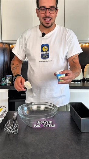 🍋 Gâteau au yaourt de Cyril Lignac🍋 C’est l’incontournable de la pâtisserie !! Pour un moule à cake: 1 yaourt nature, 1 pot de sucre, 3 pots de farine, 1 pot d’huile, 3 œufs, 1 sachet de levure chimique, 1 sachet de sucre vanillé et 1 citron. Fouetter le yaourt avec les œufs. Ajouter le sucre. Incorporer la farine avec la levure et le sucre vanillé. Zester le citron jaune. Terminer par le pot d’huile. Préchauffer le four à 180 degrés Verser la pâte dans un moule chemisé de beurre et farine. Po