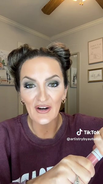 A natural sculp and glow contour tutorial for people with oval shaped faces! How to know if your face is oval? • Length is slightly greater than width. \t•\tForehead and jawline are balanced in width. \t•\tCheekbones are the widest part of the face. \t•\tChin has a subtle curve, not sharply pointed or square Products used @e.l.f. Cosmetics liquid blush in dusty rose & camo bronzer & contour in fair @BK Beauty Brushes A506 @Makeup By Mario f4 brush #contourtutorial #contouringhacks #makeuptutoria