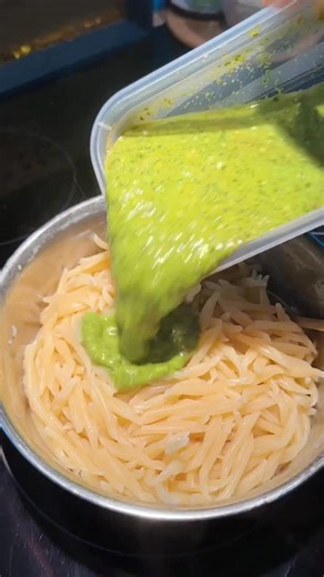 Pour cette recette et pour cette quantité dans le but de congeler, vous aurez besoin de: - l’équivalent de 3 sachets de salade de feuilles de basilic - 200g de parmesan - 2 à 3 gousses d’ail suivant la taille - 2 sachets de pignons - 10 cuillères à soupe d’huile d’olive - une pincée de sel et poivre Mixez tout dans un mixeur assez grand, ou si besoin, faites-le en plusieurs étapes. N’hésitez pas à goûter pour rectifier selon vos goûts et éventuellement rajouter plus d’un ingrédient comme par exe