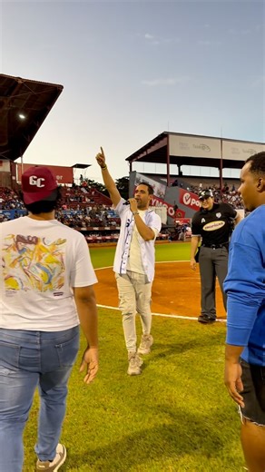 Albert Mena on Instagram: "Gozando y entregando premios en todos los estadios del país con el momento GBC @medicargbc la farmacia de los Dominicanos y atentos que tú también puedes ser un ganador "