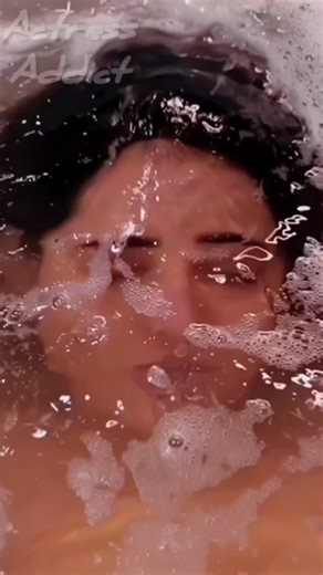 𝗨𝗟𝗟𝗨𝗭𝗜𝗟𝗔𝗔 💫 on Instagram: "日本利用压电瓷砖将脚步转化为电能。这些瓷砖捕捉来自你脚步的动能。当你行走时，你的重量和动作会对瓷砖产生压力。瓷砖会轻微弯曲，从而产生机械应力。瓷砖内部的压电材料将这种应力转化为电能。每一步都会产生少量电荷，而数百万步结合在一起就能产生足够的电力来驱动 LED 灯、数字显示屏和传感器。在像涩谷车站这样繁忙的地方，每天大约有240万个脚步为这一系统作出贡献。这些电能可以被储存或立即使用，从而减少对传统电力来源的依赖，并支持可持续的城市基础设施。这种方法将日常运动转化为实用的可再生能源 #日本 #知识 #事实 #你知道吗 #推荐 #科技 #创新 #历史 #技术 #实验 #热门FULL WEB SERIES LINK BIO 🖇️🔗"