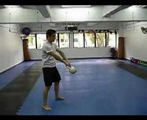 Kettlebell exercise: Slingshot