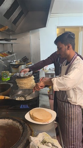 islam samsul on Instagram: "Kitchen porter oiya cook re koiram jata dew..😆😆how funny!!😆"