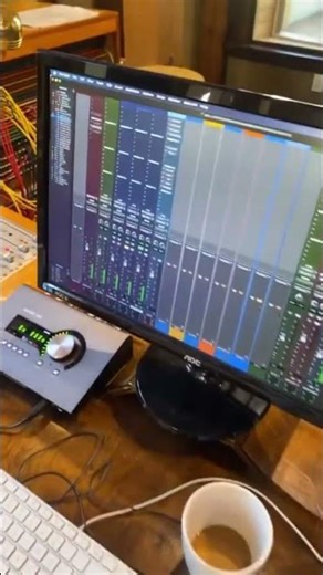 Dialing in the bass sounds using the dbx compressor on this! #audioengineer #musicproducer