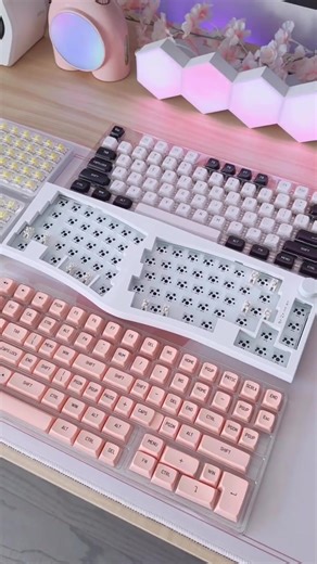 20K views · 16 reactions | Building Feker Alice80 , Alice 80 layout keyboard split the keys half half and it’s also angled to fit the direction of your hands to offer a more natural typing experience. This one comes with a media control knob which is always a plus for everyone! . . . #whatgeekfans #whatgeek #whatgeekdiyboard #keyboard #mechanicalkeyboards #gamingkeyboard #gamedayready #keycaps #switches #keyboardlayout | Whatgeekfans | Facebook