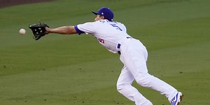 Seager exits vs. Giants with back injury