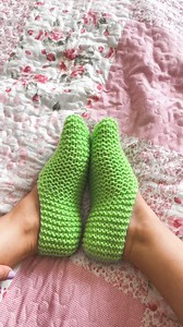 479K views · 5.3K reactions | ✨ Pantufa em Tricô ✨ Já viram o tutorial que eu acabei de postar lá no canal?  Sapatilha linda e super fácil, especial para quem está começando a tricotar.Vem aprender comigo ♥️▶️ Tricô da Thai. Vai lá no YouTube assistir? Te espero lá!. #tricô #tricot #feitoamāo #hechoamano #instaknitting #knitwithlove | Tricô da Thai | Facebook