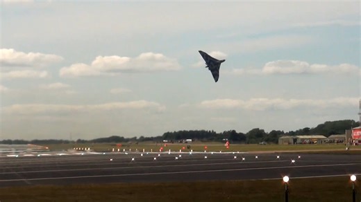 The wingover takeoff that showed the power of Vulcan XH558