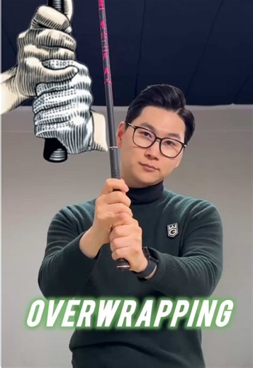 “ Lesson Summary “ 손가락을 깍지 끼는 인터락킹 그립은 안정감을 주는 듯 보이지만 릴리스를 방해하고 백스윙 탑에서 흔들림을 만듭니다. 오히려 많은 골퍼들에게는 오버래핑 그립이 더 자연스럽고 일관성 있는 스윙을 만들어 줍니다. 여러분은 어떤 그립을 사용하고 계신가요? The interlocking grip may feel secure, but it often blocks release and creates instability at the top of the backswing. For many golfers, the overlapping grip provides a more natural and consistent swing. Which grip are you using? 交叉握杆看似稳定，但往往会阻碍释放，并在上杆顶点产生不稳。对许多球手来说，重叠握杆能带来更自然、更一致的挥杆。你现在用的是什么握杆方式呢？ インターロッキンググリップは安定感があるように見えても、リリースを妨げ、トップでの揺