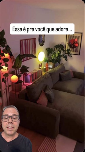 Uma ideia simples… e um cantinho se transforma. 🌿✨ No vídeo, a moça mostra como um espaço com parede lisa virou um cantinho aconchegante, com plantinhas, quadrinhos e uma luminária bem escolhida. . Nada de grandes reformas. Só cuidado, criatividade e intenção. Às vezes, tudo o que a gente precisa é deixar o lugar com a nossa cara. 💛 . Qual cantinho da sua casa você transformaria assim? . . . ⚠️ Este conteúdo é educativo. Não é uma recomendação. . . . 💳 @ cozy.renter ⚠️To the creators: I’ve no