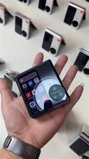 Oppo Flip Phone Unboxing: Style Meets Flexibility