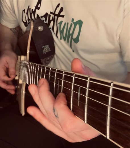 AC/DC - thunderstruck. Surprisingly hard to play the same riff over again. #guitar #guitarcover #riff #thunderstruck #acdc