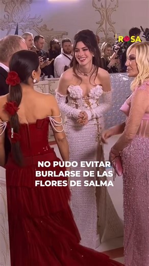 275K views · 713 reactions | Durante la Met Gala 2023, Anne Hathaway, Salma Hayek y Donatella Versace fueron vistas juntas conversando casualmente. Sin embargo, un simple gesto de la diseñadora de moda italiana bastó para desatar polémica en redes. | Mensajes Positivos | Facebook
