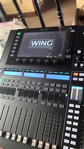 Behringer Wing Compact boot up