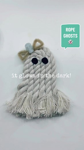 Super easy ghost crafts! #halloween #halloweendiy #halloweendiydecor #littehouseonthescary #ghost #spookyseason #thisishalloween #screammovie #yarntok #yarncraft #yarnghosts