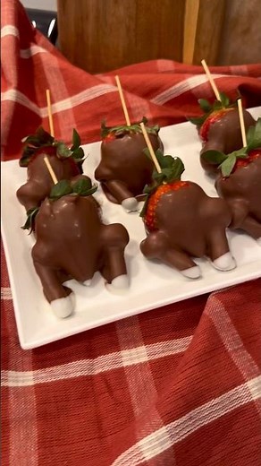 CHOCOLATE COVERED STRAWBERRY TURKEYS! #thanksgiving #thanksgivingdinner #thanksgivingdesserts🍓🍫