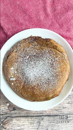 【ドバイチョコ餅の次にバズるのこれ！？】割ると中からドバドバ…禁断のパンケーキレシピ / Dubai Chocolate Pancakes
