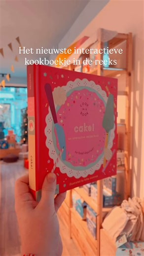 Je zou denken: als ik er eentje gezien heb, heb ik ze allemaal gezien. Maar echt NIETS is minder waar. 🤯 Ik verzamel ze thuis ook allemaal want ieder boekje heeft super unieke bewegingen, zotte handelingen of wilde extra’s (HALLO PIZZADEEG OM ZELF TE KNEDEN in het pizzaboekje). Reageer hieronder met ‘ Kookboekjes ‘ en dan brengt onze chatbot je meteen naar de juiste plek op de website want ze staan wat verstopt in een categorie apart. 🤓🪄 | Studio Tosti